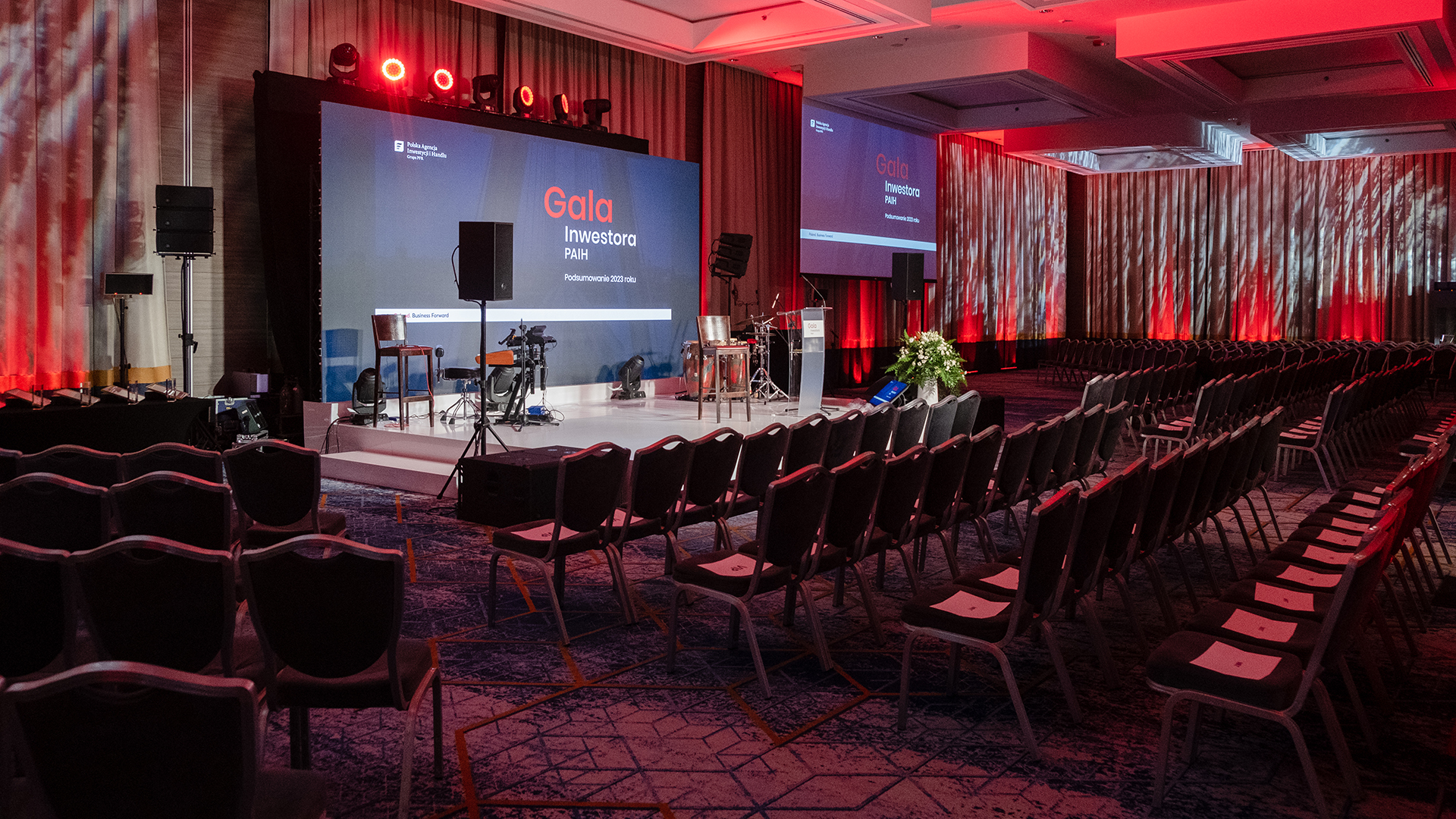 Scena oświetlona estradowym światłem