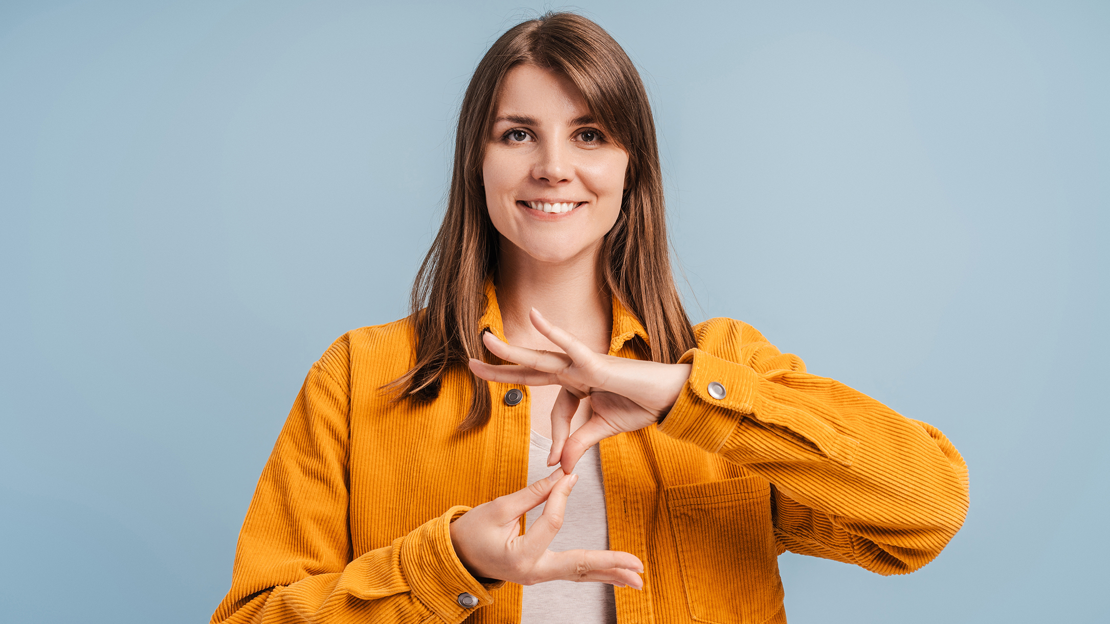 beautiful-smiling-woman-translator-wearing-stylis-2024-06-12-02-14-32-utc 16-9 Aparat słuchowy, tryb T