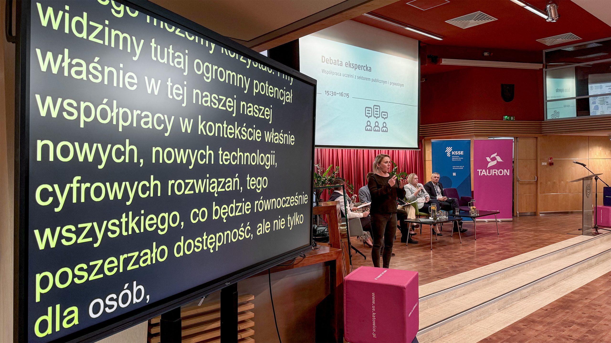 IMG_4863-2 16-9 2mb Napisy na żywo i tłumacz migowy na konferencji